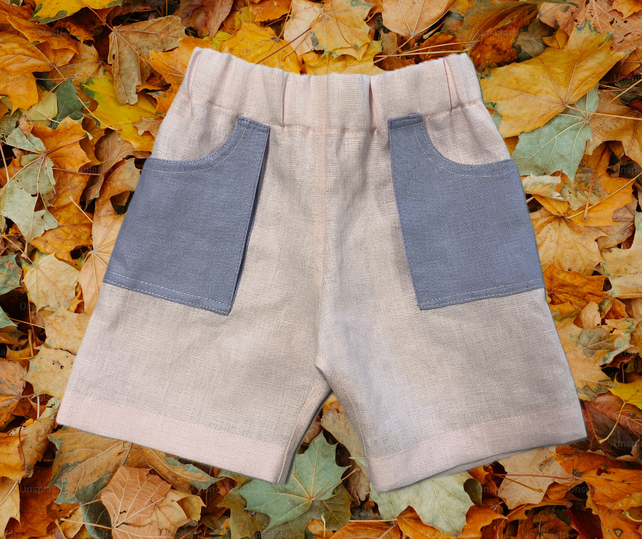 Girls' shorts with functional pockets